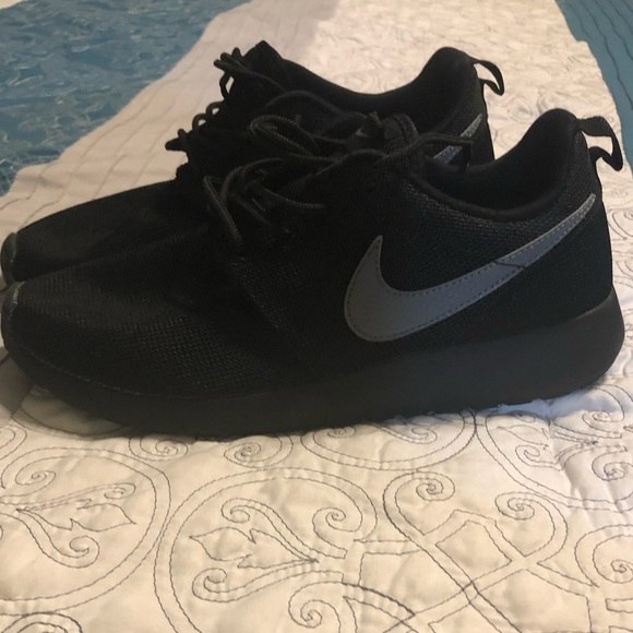 solid black nike roshe